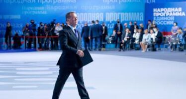 Armi Ucraina, Medvedev contro Crosetto: “Uno sciocco raro”