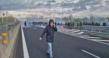 Ultras Napoli e Roma, gli scontri in autostrada – Video