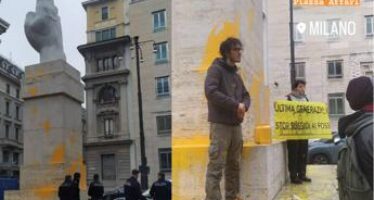Milano, attivisti Ultima generazione imbrattano scultura di Cattelan