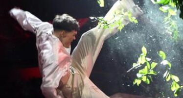 Sanremo 2023, Blanco distrugge i fiori sul palco: fischi dal pubblico