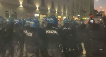 Alfredo Cospito, corteo anarchici a Milano: scontri con forze ordine – Video