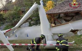 Varese, aliante cade nel giardino di una villa: salvo il pilota