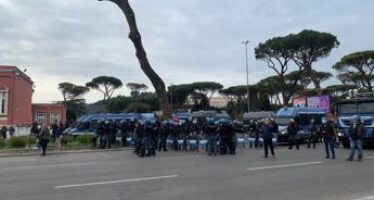 Lazio-Roma, tensione prima del derby: polizia evita scontro