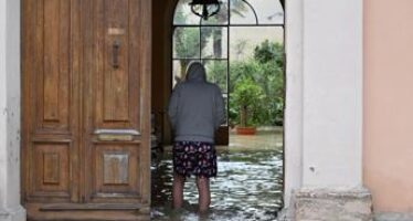 Alluvione Emilia Romagna, terza giornata di allerta rossa. I morti salgono a 13, oltre 10mila sfollati