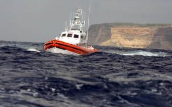 Migranti, barca affonda durante soccorsi a Lampedusa: morta una donna