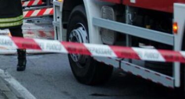 Incidente sul lavoro ad Ovaro, camion si ribalta: morto conducente